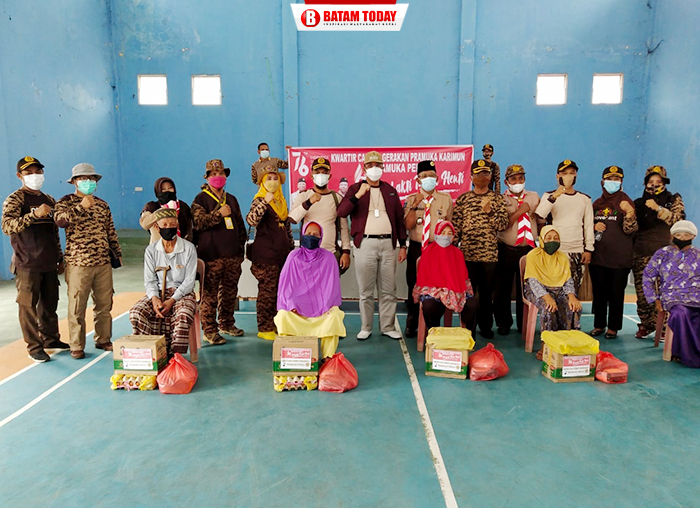 Ka. Kwarcab Pramuka Kabupaten Karimun H. Anwar Hasyim berfoto bersama pengurus Kwaran Pramuka Kecamatan Durai dan warga penerima paket sembako